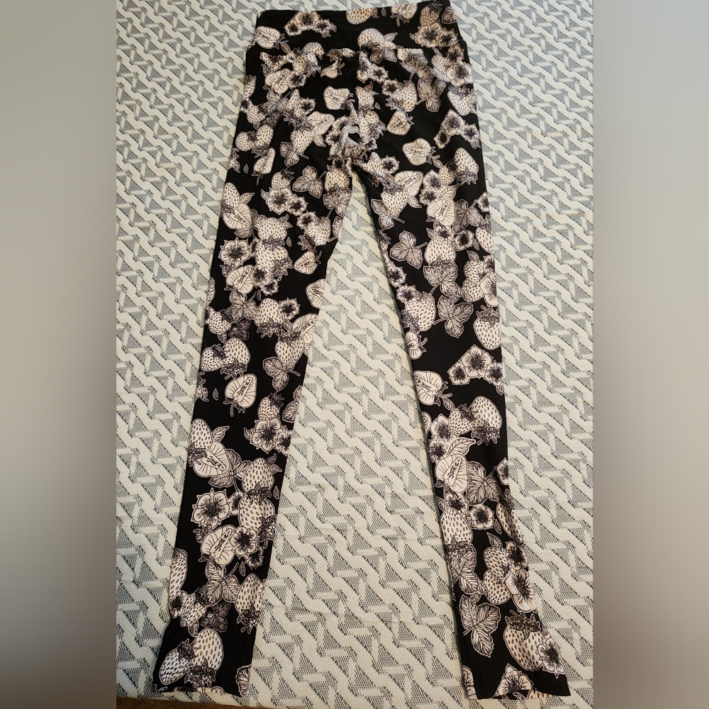 LuLaRoe Strawberry Leggings OS